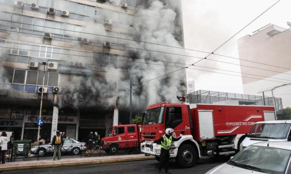 Αθήνα: Ένας άνδρας χωρίς τις αισθήσεις του από πυρκαγιά σε εγκαταλελειμμένο κτίριο
